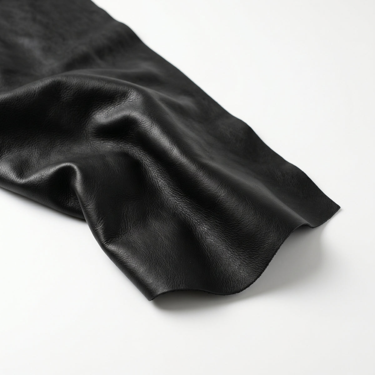 Cuir de Printemps fragrance note: Black Leather